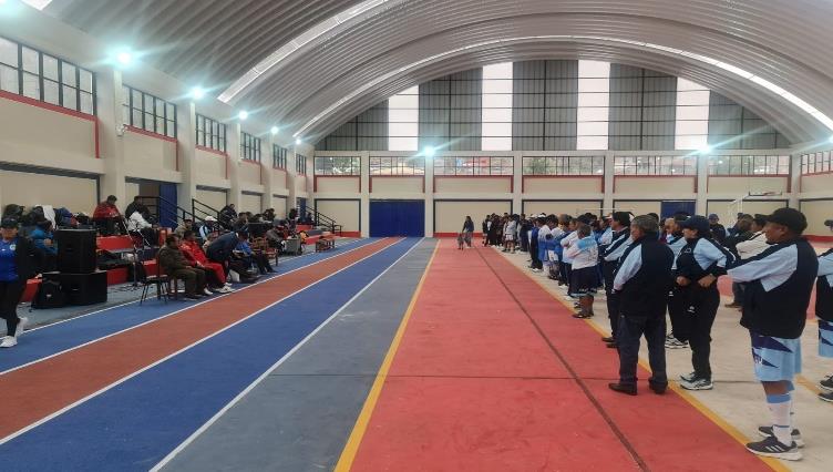 Ambientes deportivos preparados para la ceremonia protocolar.